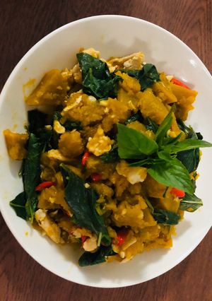 รูปของ ผัดฟักทองพริกสดใส่เนื้อไก่ (Stir fried pumpkin and chicken with red chili and basil)