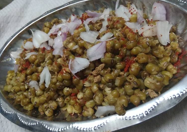 Recipe of Yummy Boiled chatpate sprouts