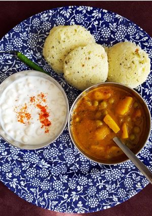 A picture of Potato pea curry.