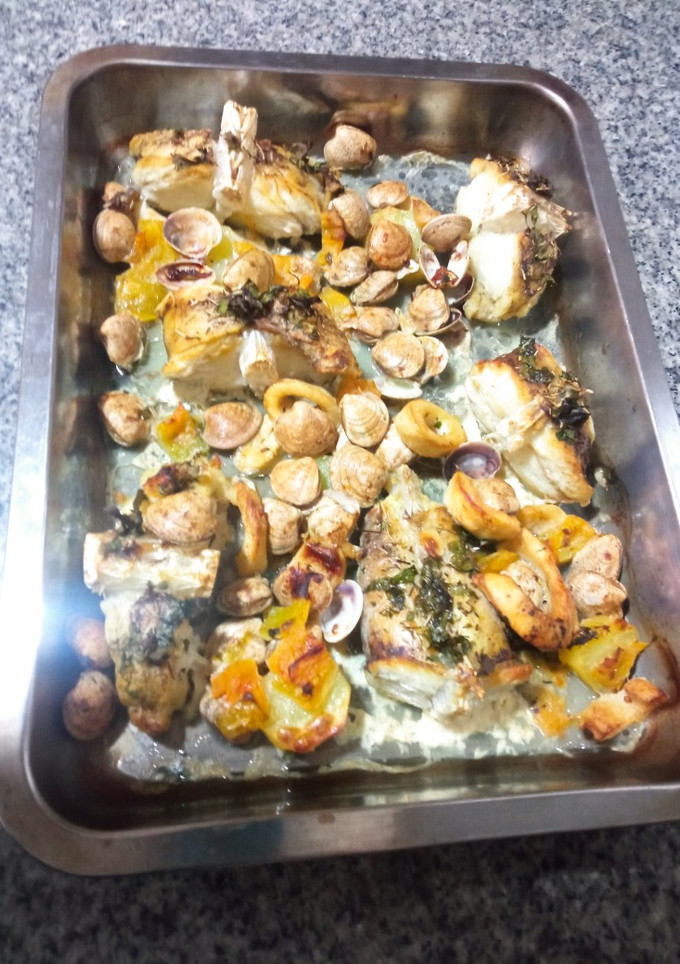 Una foto de Rape al horno con chirlas y pota
