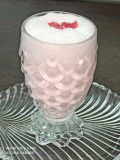 रोज़ मिल्क शेक(rose milkshake recipe in hindi) रेसिपी मुख्य फोटो