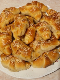 Sonkás-sajtos kiflik, kelt tésztából recept fotója