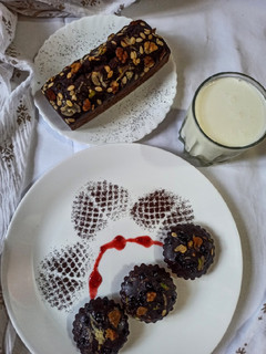 एगलेस बनाना चॉकलेट केक (eggless banana chocolate cake recipe in hindi) रेसिपी मुख्य फोटो