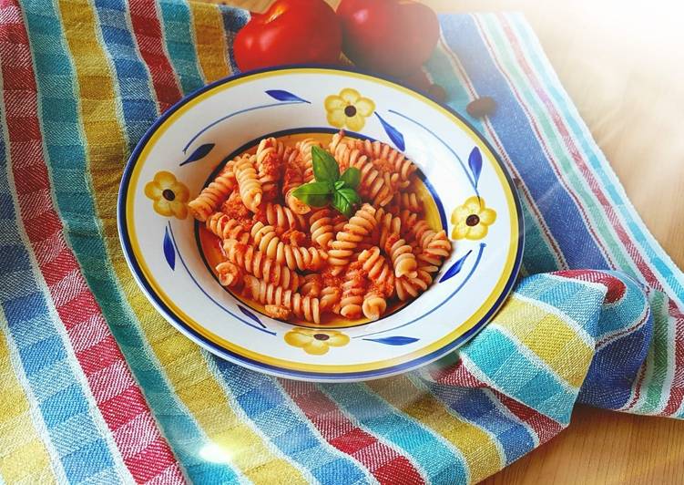 Fusilli al pesto di pomodori e mandorle