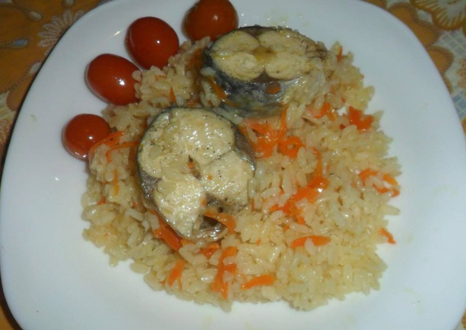 Рыба на пару с рисом. Рыба с рисом и овощами. Рис с рыбой. Рыба на пару с рисом. Рис с рыбой на пару.