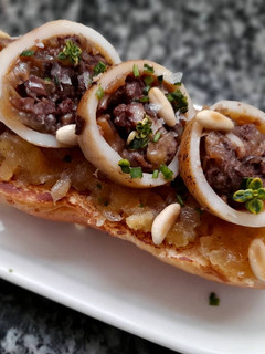 Una foto de Tosta de calamares rellenos de butifarra negra