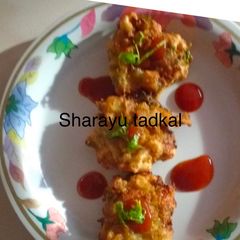 A picture of Corn Pakora with Mint chutney.