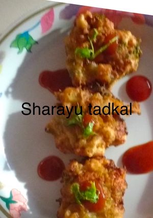 A picture of Corn Pakora with Mint chutney.