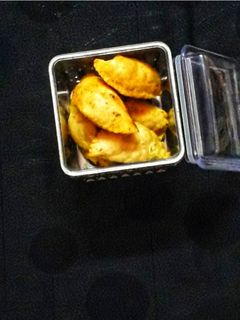 सूजी और मावा की गुजिया (suji aur mawa ki gujiya recipe in Hindi) रेसिपी मुख्य फोटो