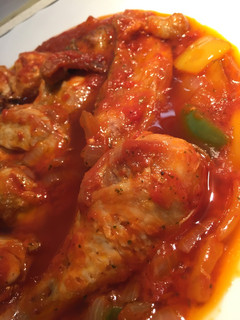 Una foto de Pollo con verduras y tomate frito