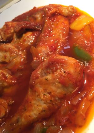 Una foto de Pollo con verduras y tomate frito