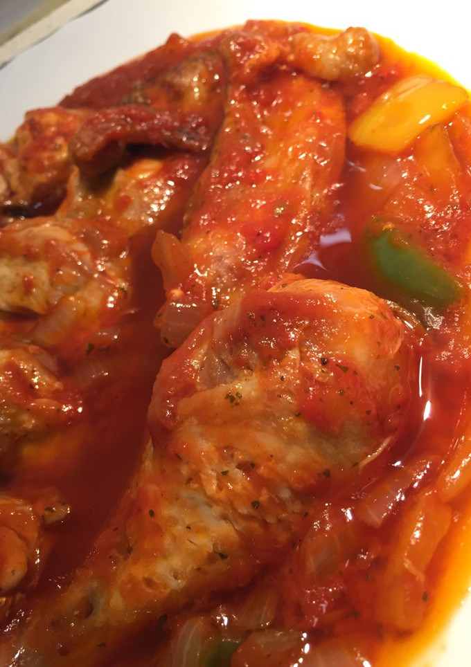 Una foto de Pollo con verduras y tomate frito