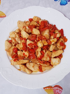 Una foto de Pollo con pimiento rojo