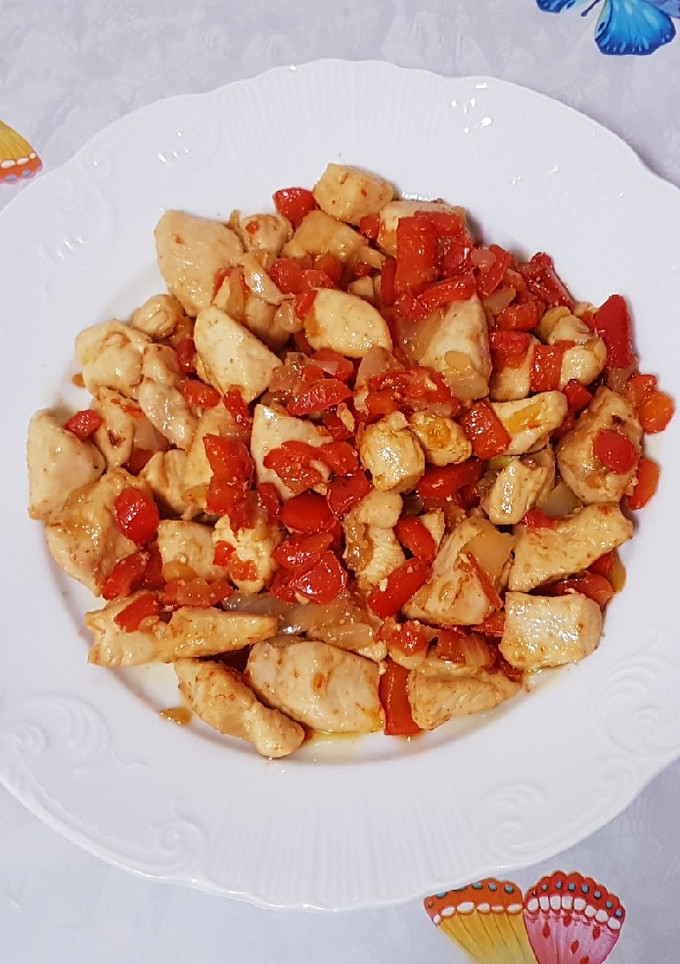 Una foto de Pollo con pimiento rojo