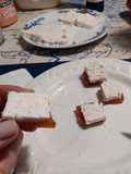 304. Queso fresco con membrillo