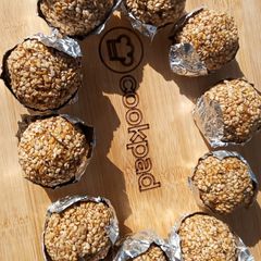 A picture of Till k laddoo.