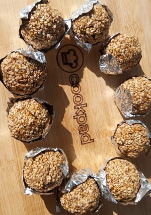 A picture of Till k laddoo.