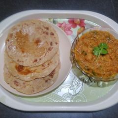 A picture of Lauki bharta with crispy bhakhri.