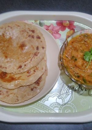 A picture of Lauki bharta with crispy bhakhri.