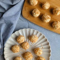 A picture of White Chocolate & Coconut Protein Balls.