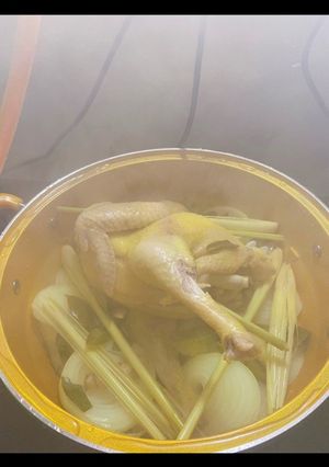 Hình của món Gà hấp không cần nước, thơm ngọt thịt.
