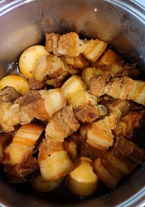 Hình của món Thịt sườn non kho trứng, nước dừa.