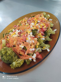 Una foto de Ensalada de brócoli con salsa de yogur