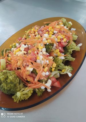 Una foto de Ensalada de brócoli con salsa de yogur