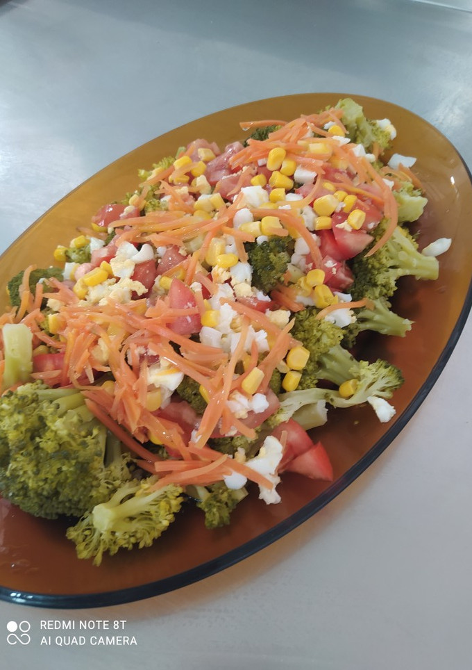 Una foto de Ensalada de brócoli con salsa de yogur