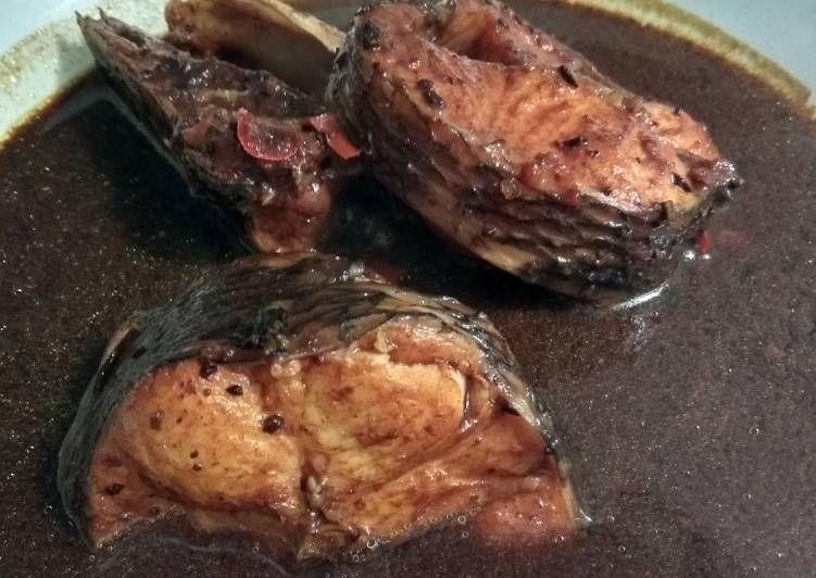 Ikan gabus masak keluak (bale bolong nasu kaloa) khas bugis