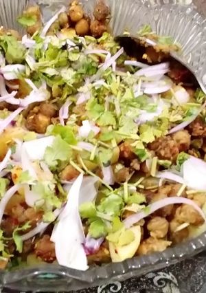 A picture of Aloo chanachat.