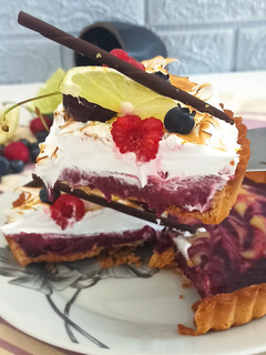 Una foto de Tartaleta Limón, frutos rojos y merengue