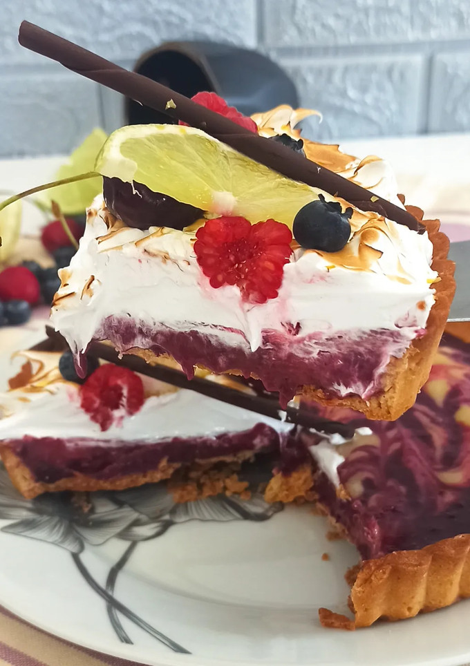 Una foto de Tartaleta Limón, frutos rojos y merengue