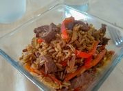 Una foto de wok de arroz chino