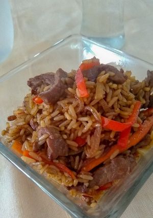 Una foto de Wok, chop suey, comida china, arroz frito, revuelto