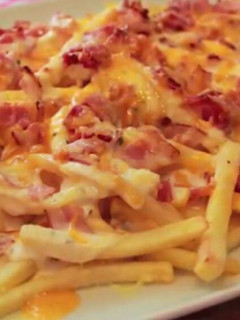 Una foto de Patatas fritas (estilo Foster Hollywood, bacon cheese fries) súper fácil!!