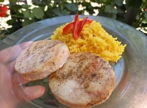 Una foto de Medallones de Merluza con arroz amarillo 🐟👈 | Súper fácil 🍚