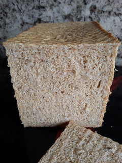 Una foto de Pan de molde integral y semillas (en molde con tapa en panificadora)