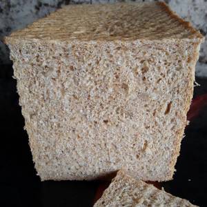 Pan de molde integral y semillas (en molde con tapa en panificadora)