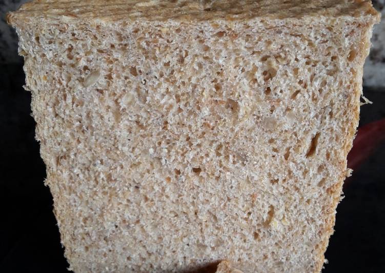 Pan de molde integral y semillas (en molde con tapa en panificadora)
