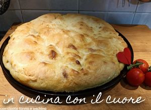 Foto di Pizza ripiena di Tonno, cipolla di Tropea e pachino