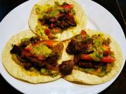 Una foto de guacamole y jalapeño