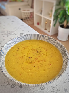 Una foto de Crema de calabacín, calabaza, zanahoria y más verduras