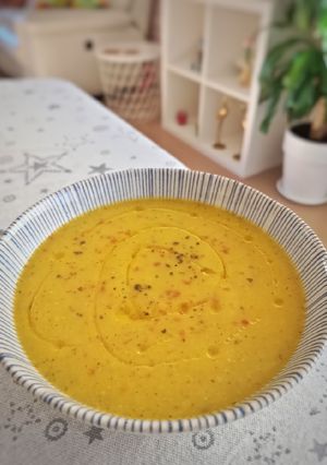 Una foto de Crema de calabacín, calabaza, zanahoria y más verduras