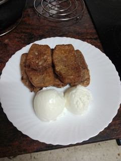 Una foto de Torrijas chocolateadas con helado