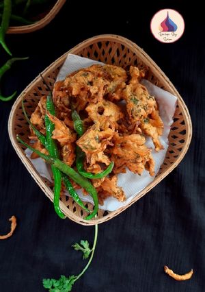 ઓનીયન પકોડા (Onion Pakoda Recipe In Gujarati) રેસીપી મુખ્ય ફોટો