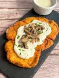 Milanesa de pollo con champiñones y salsa de queso azul