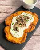 Milanesa de pollo con champiñones y salsa de queso azul