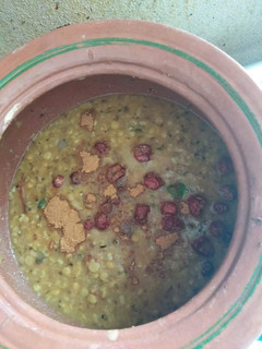 A picture of Dal Handi.