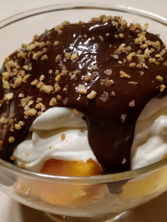 Una foto de Copa de papaya con nata y chocolate fundido